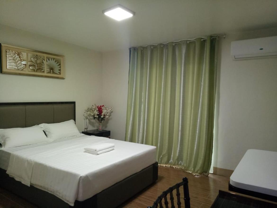 Meaco Royal Hotel - Batangas City Екстер'єр фото