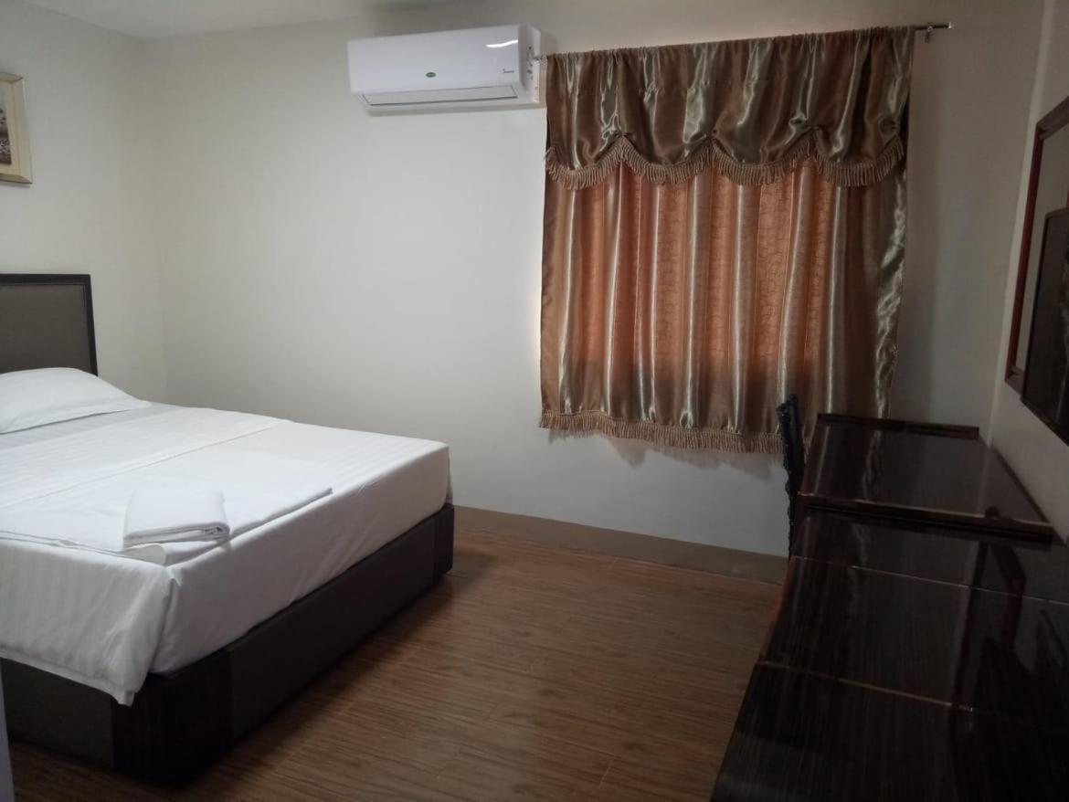 Meaco Royal Hotel - Batangas City Екстер'єр фото